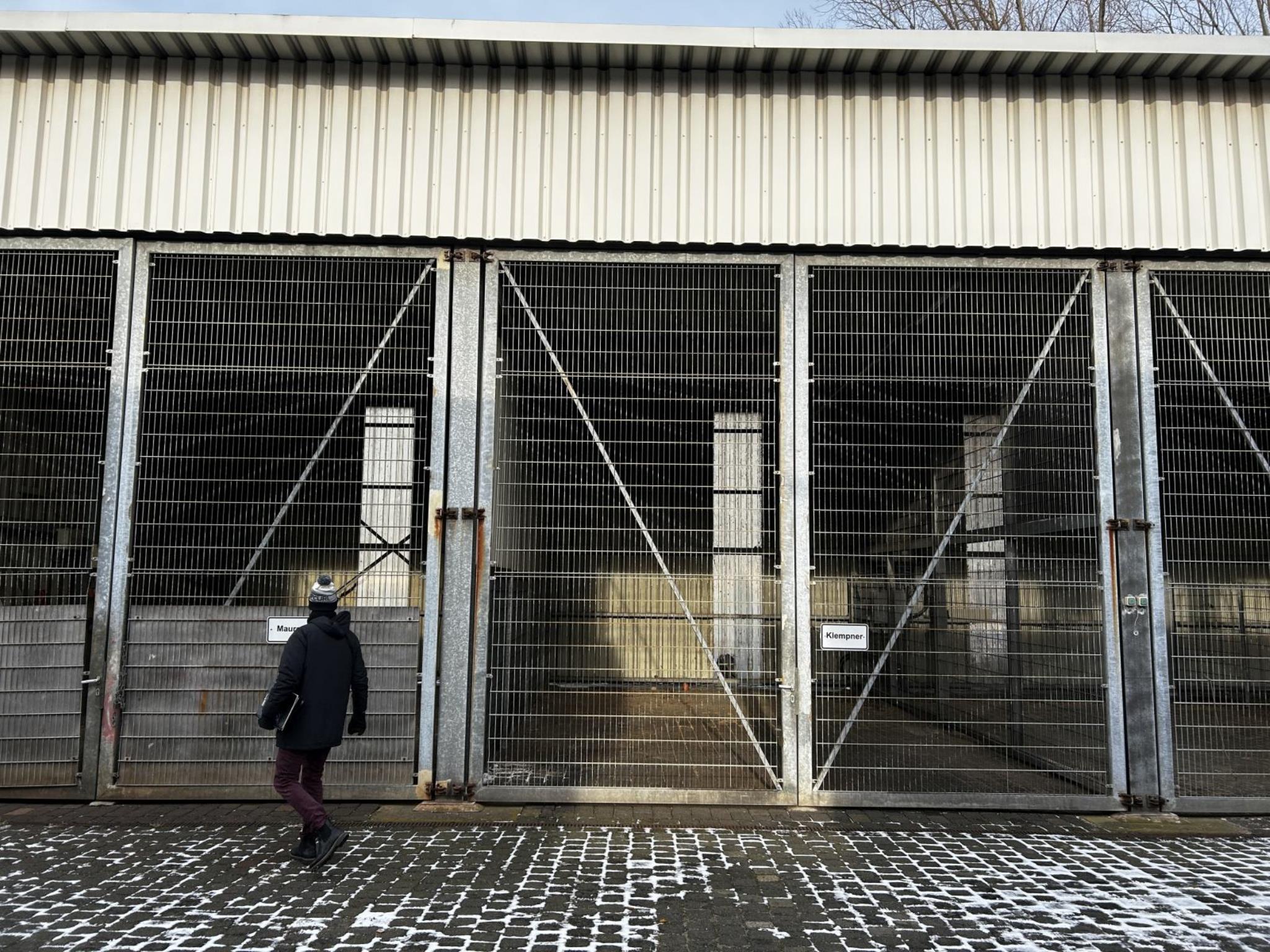 Diversos equipamentos de cantina e acessórios de oficina da zona portuária-5