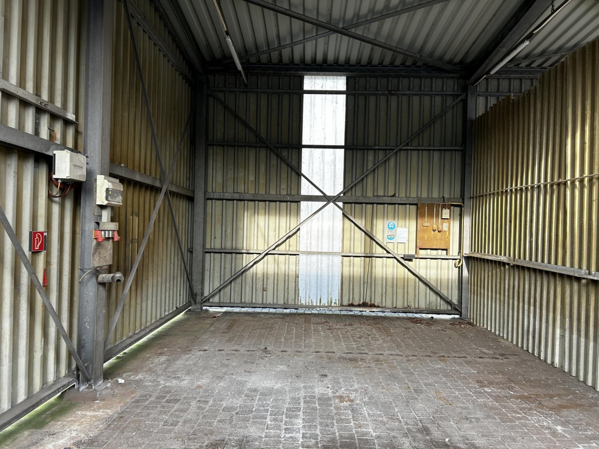 Diversos equipamentos de cantina e acessórios de oficina da zona portuária-7