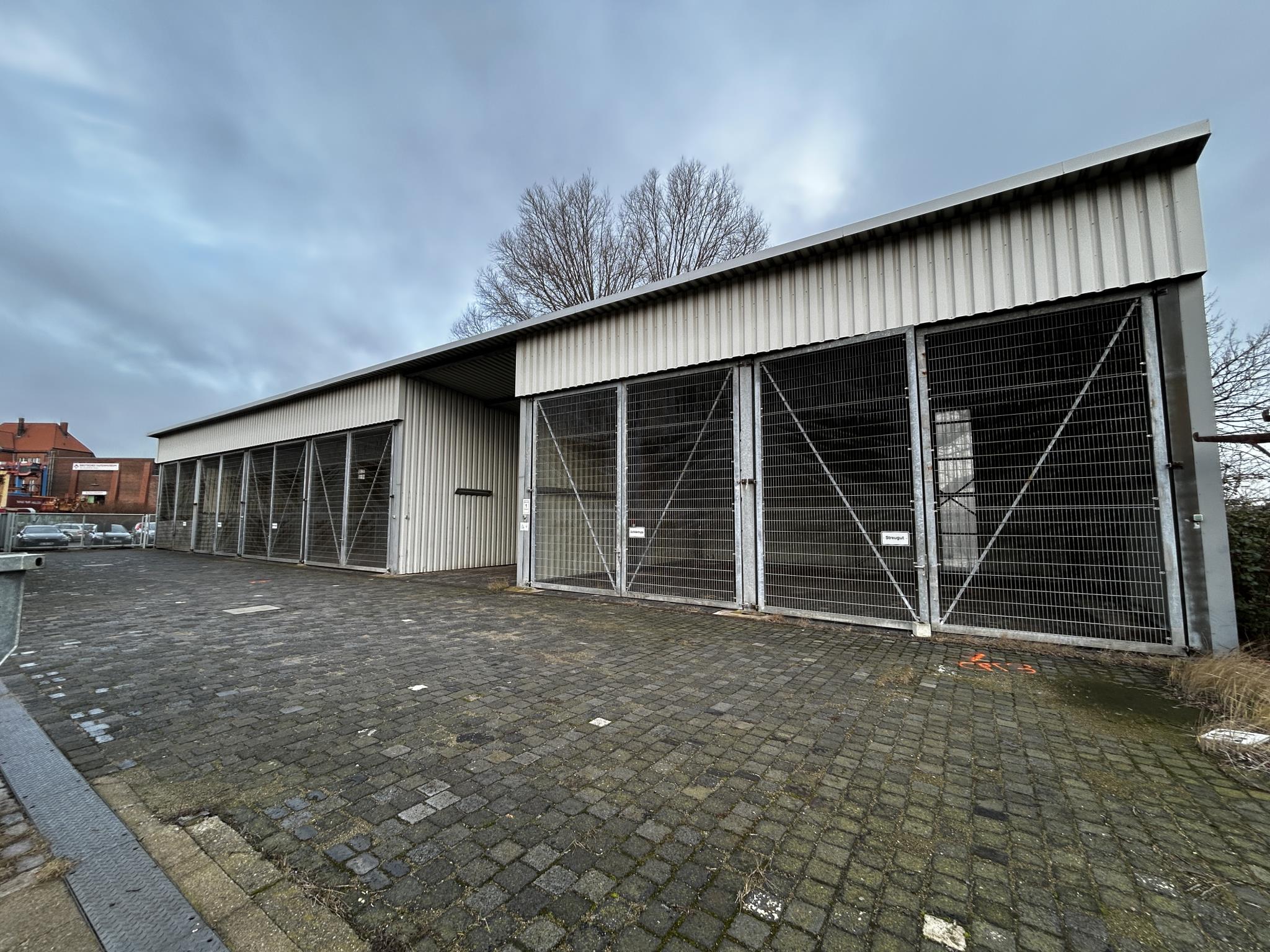 Diversos equipamentos de cantina e acessórios de oficina da zona portuária-9