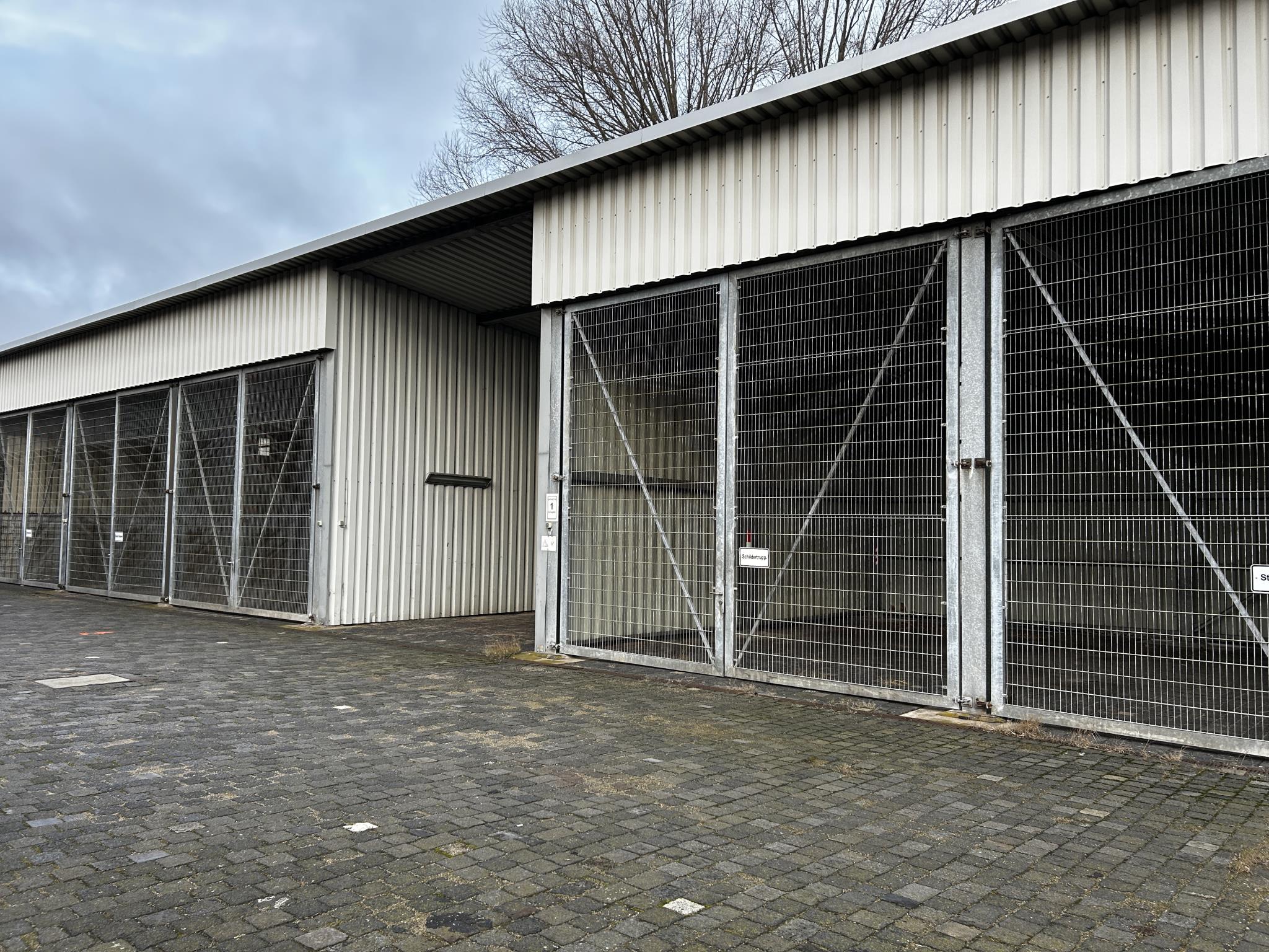 Diversos equipamentos de cantina e acessórios de oficina da zona portuária-10