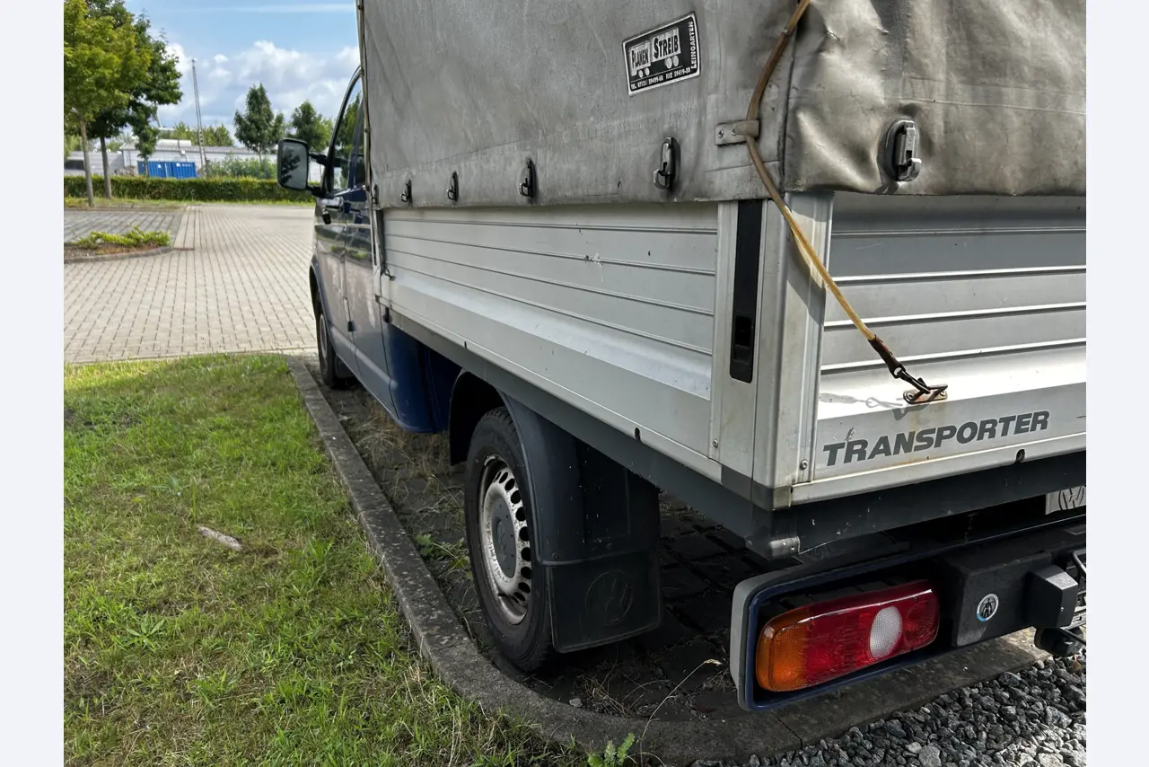 Máquinas para trabalhar madeira, sistemas de extração e ferramentas manuais em bom estado de conservação numa oficina de madeira/ porto-10