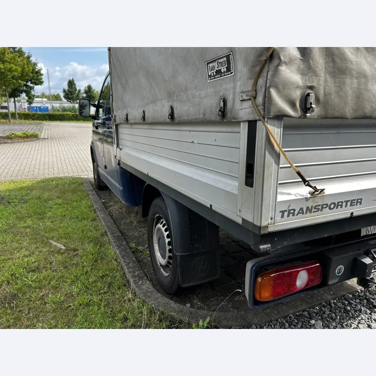 Máquinas para trabalhar madeira, sistemas de extração e ferramentas manuais em bom estado de conservação numa oficina de madeira/ porto-10