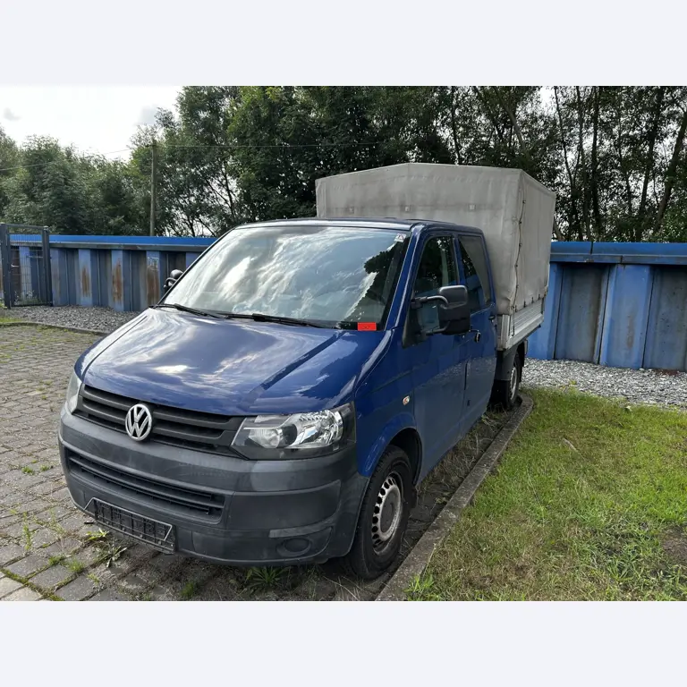 Máquinas para trabalhar madeira, sistemas de extração e ferramentas manuais em bom estado de conservação numa oficina de madeira/ porto-1