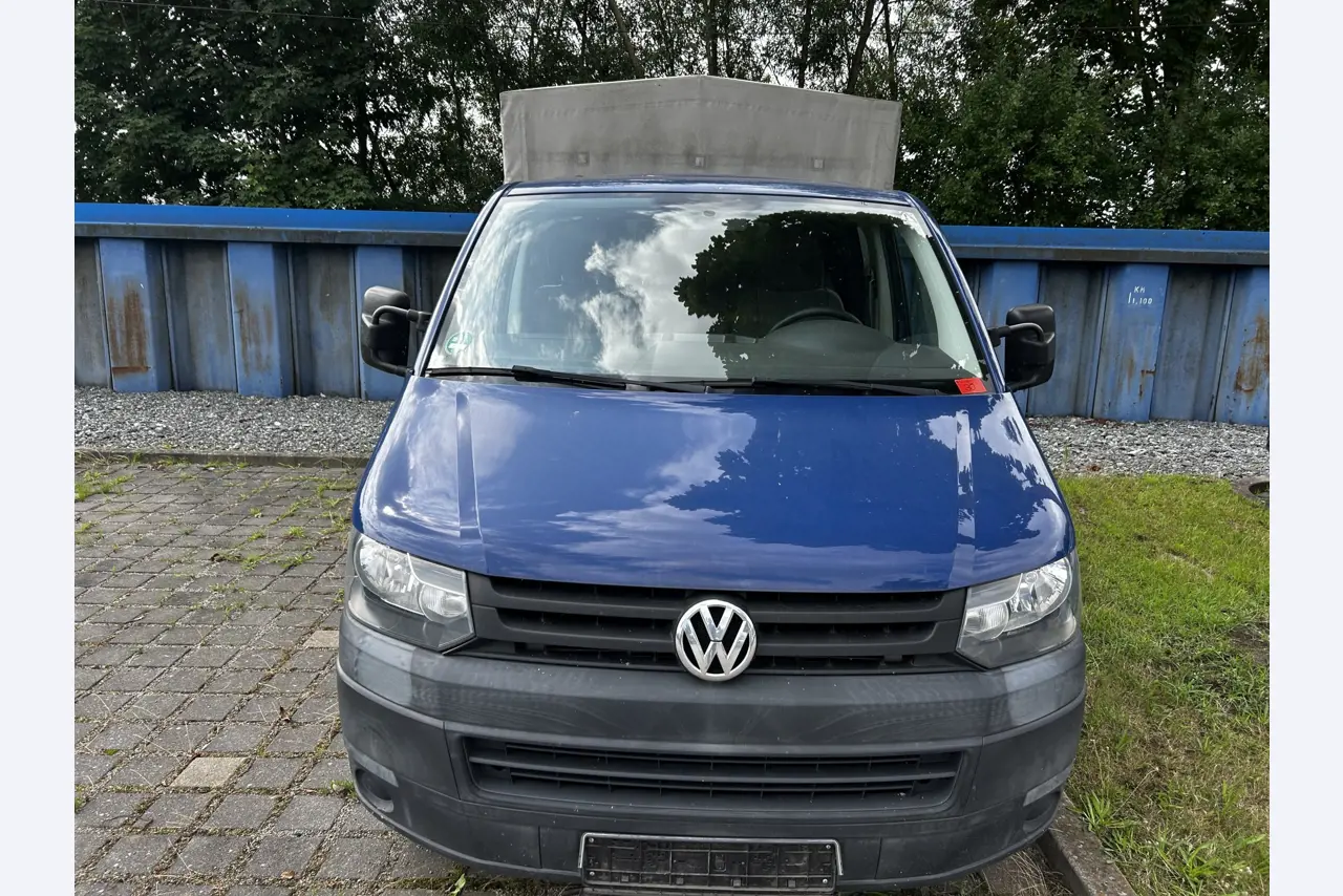 Máquinas para trabalhar madeira, sistemas de extração e ferramentas manuais em bom estado de conservação numa oficina de madeira/ porto-2