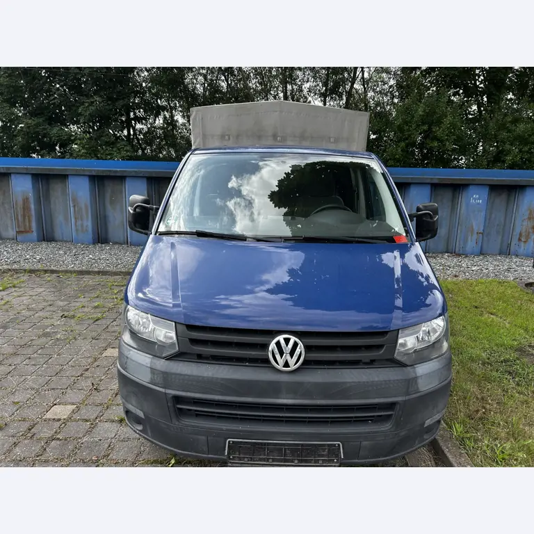 Máquinas para trabalhar madeira, sistemas de extração e ferramentas manuais em bom estado de conservação numa oficina de madeira/ porto-2