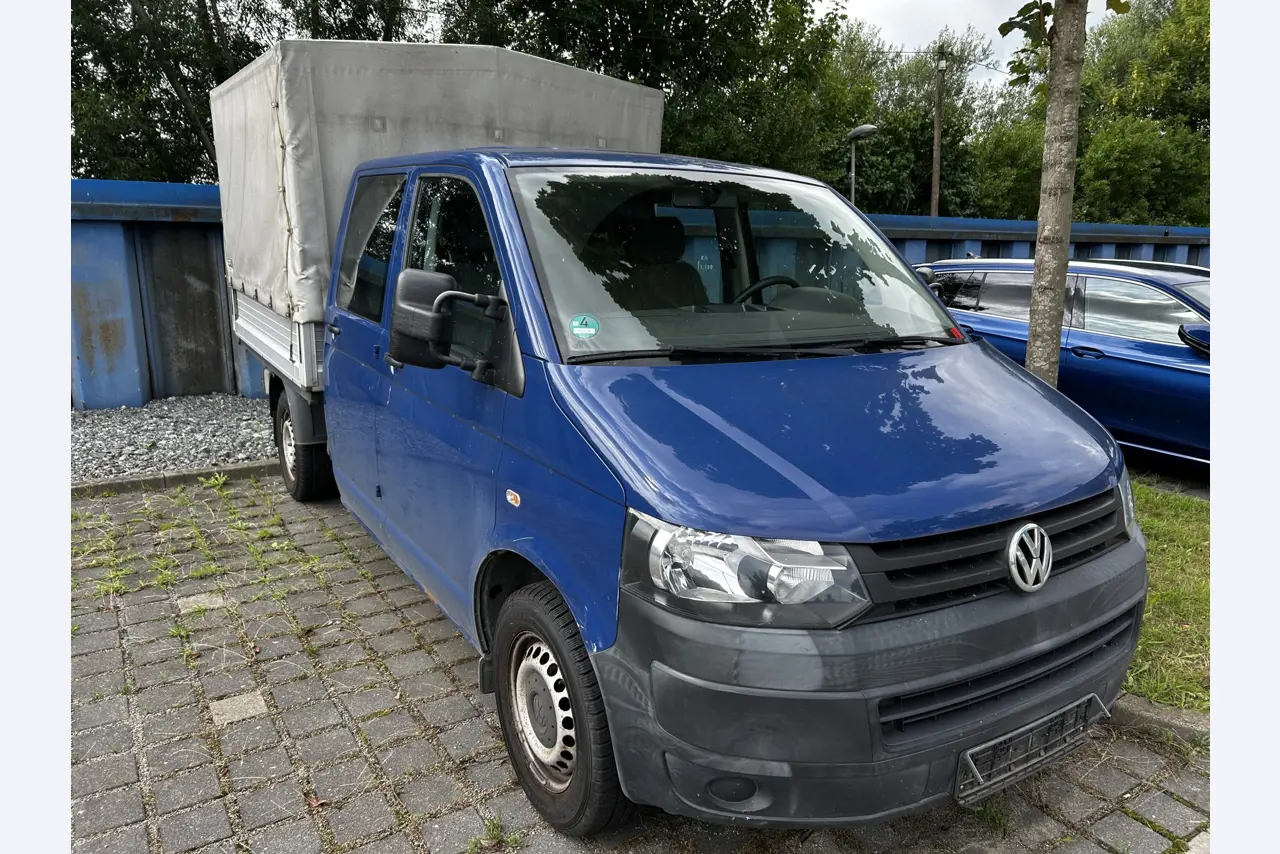 Máquinas para trabalhar madeira, sistemas de extração e ferramentas manuais em bom estado de conservação numa oficina de madeira/ porto-3