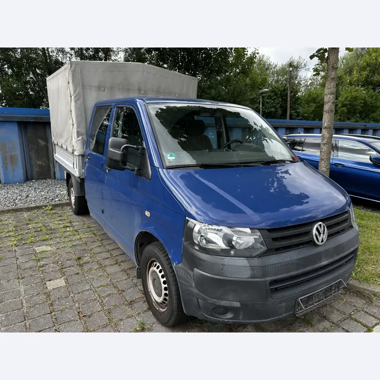 Máquinas para trabalhar madeira, sistemas de extração e ferramentas manuais em bom estado de conservação numa oficina de madeira/ porto-3