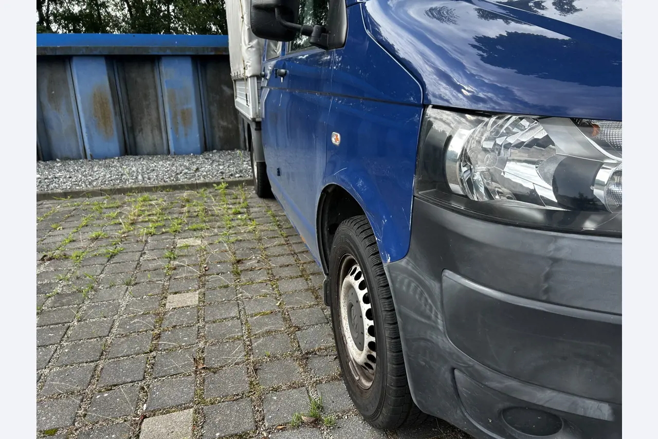 Máquinas para trabalhar madeira, sistemas de extração e ferramentas manuais em bom estado de conservação numa oficina de madeira/ porto-4