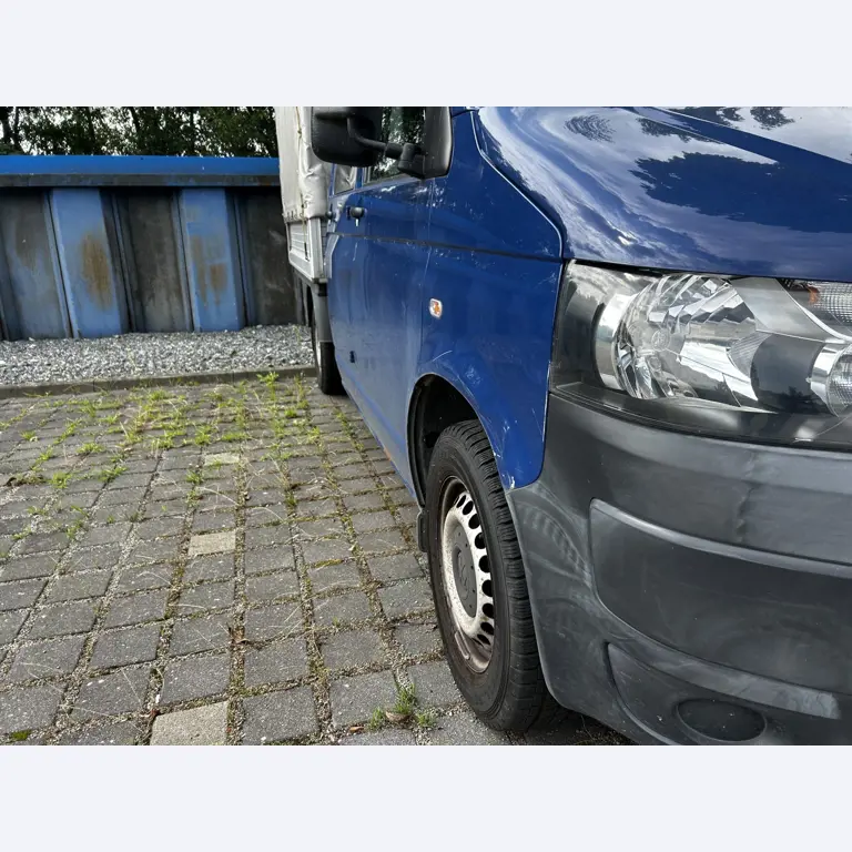 Máquinas para trabalhar madeira, sistemas de extração e ferramentas manuais em bom estado de conservação numa oficina de madeira/ porto-4