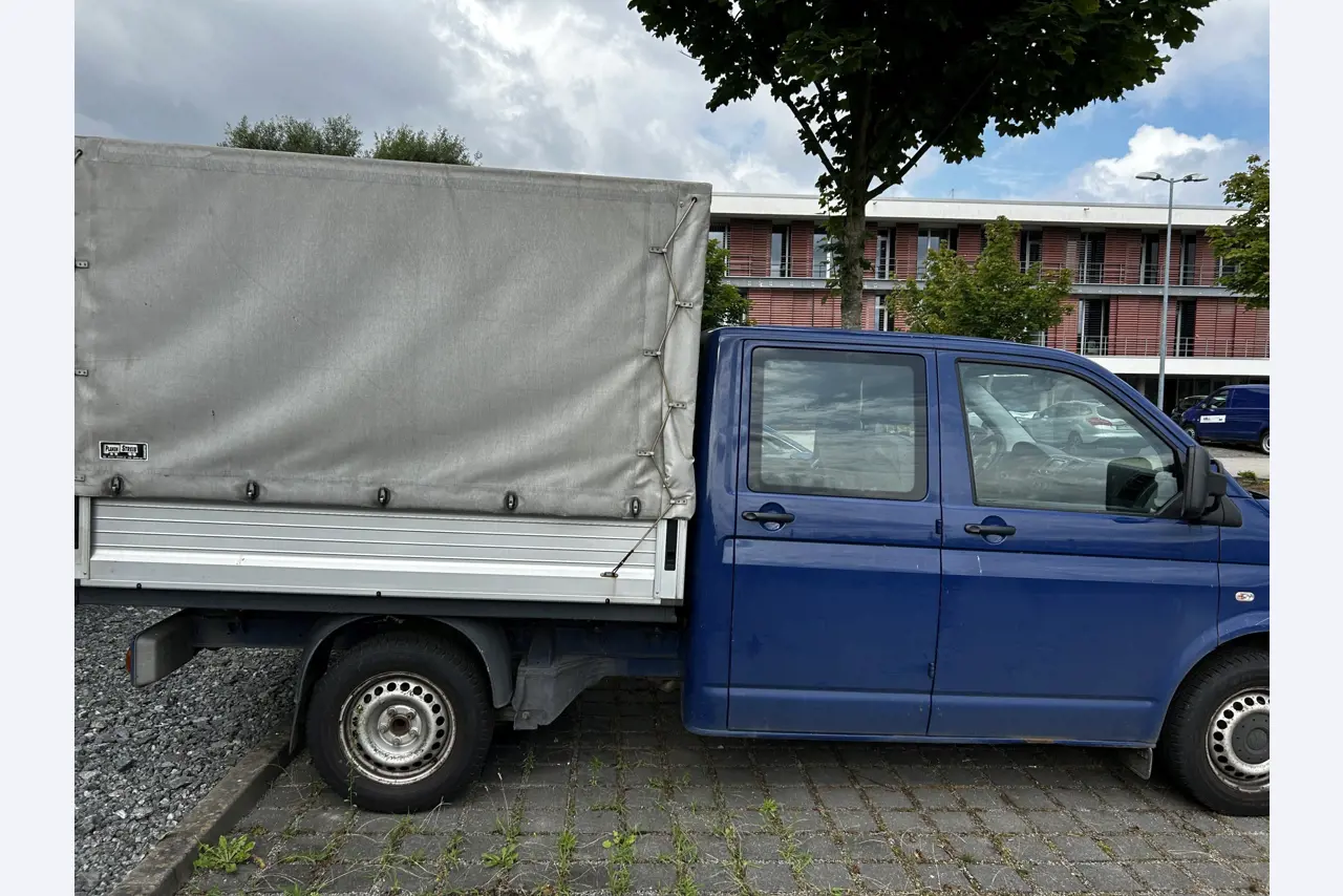 Máquinas para trabalhar madeira, sistemas de extração e ferramentas manuais em bom estado de conservação numa oficina de madeira/ porto-5