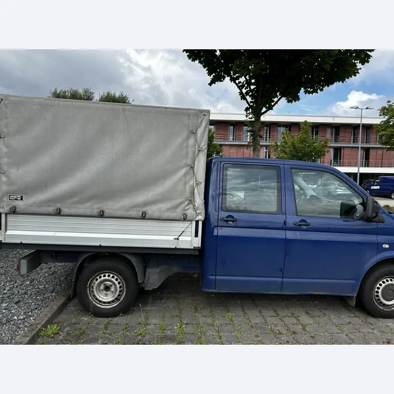 Máquinas para trabalhar madeira, sistemas de extração e ferramentas manuais em bom estado de conservação numa oficina de madeira/ porto-5