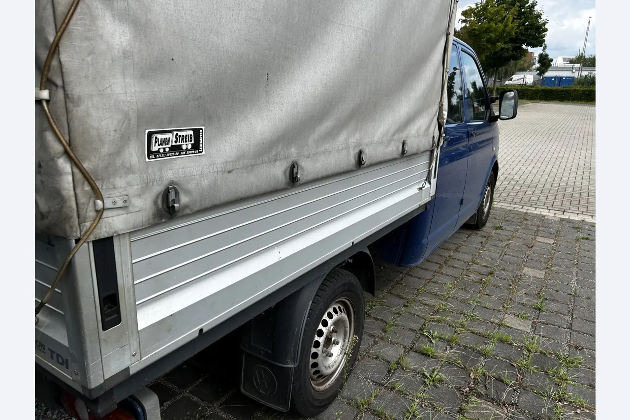 Máquinas para trabalhar madeira, sistemas de extração e ferramentas manuais em bom estado de conservação numa oficina de madeira/ porto-6