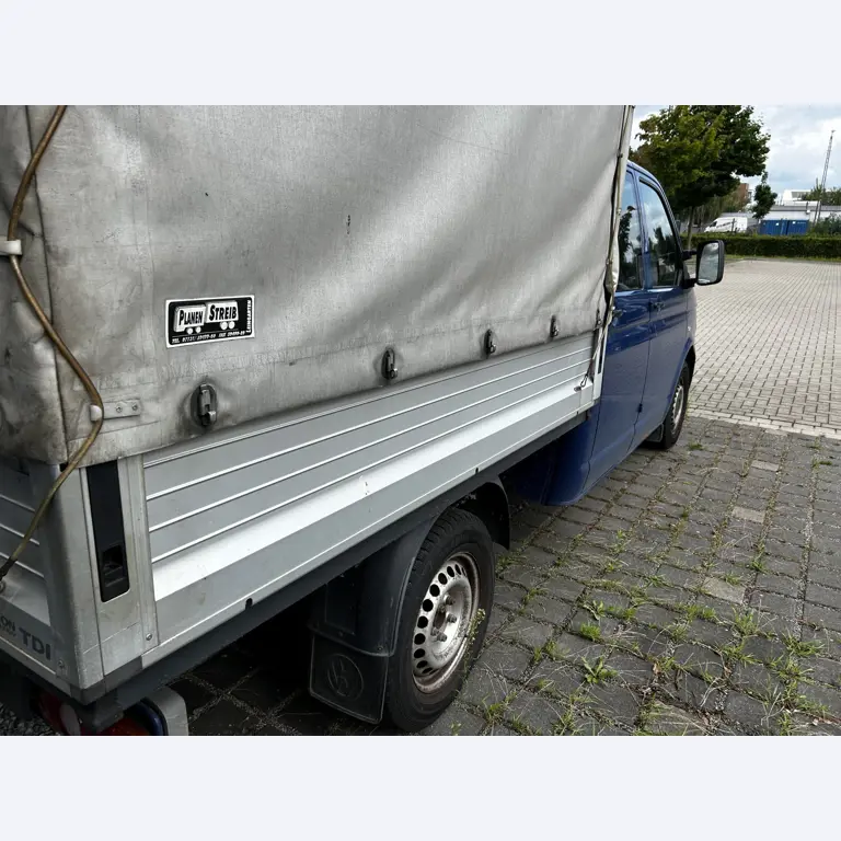 Máquinas para trabalhar madeira, sistemas de extração e ferramentas manuais em bom estado de conservação numa oficina de madeira/ porto-6