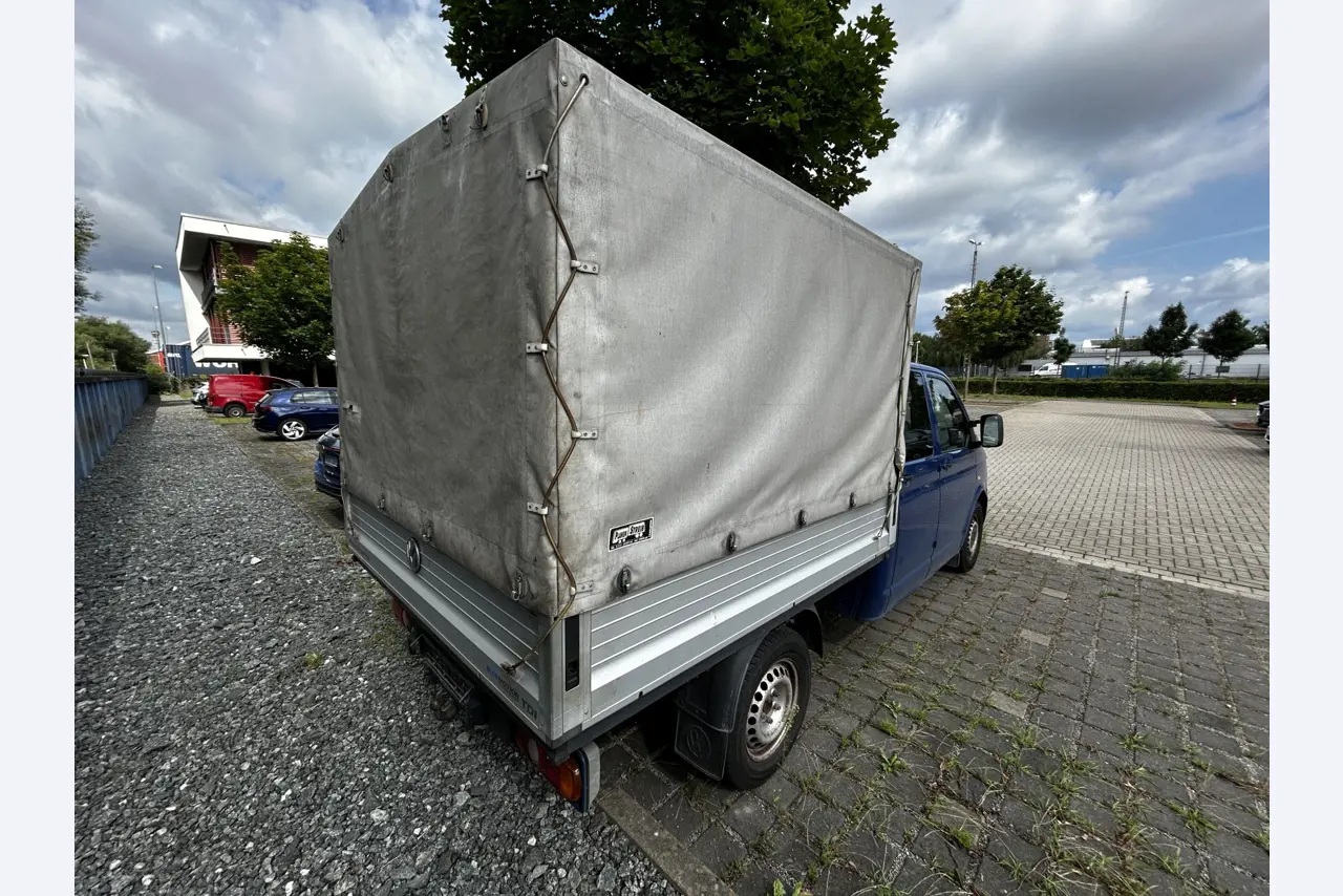 Máquinas para trabalhar madeira, sistemas de extração e ferramentas manuais em bom estado de conservação numa oficina de madeira/ porto-7