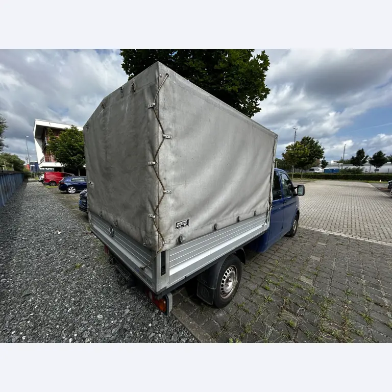 Máquinas para trabalhar madeira, sistemas de extração e ferramentas manuais em bom estado de conservação numa oficina de madeira/ porto-7