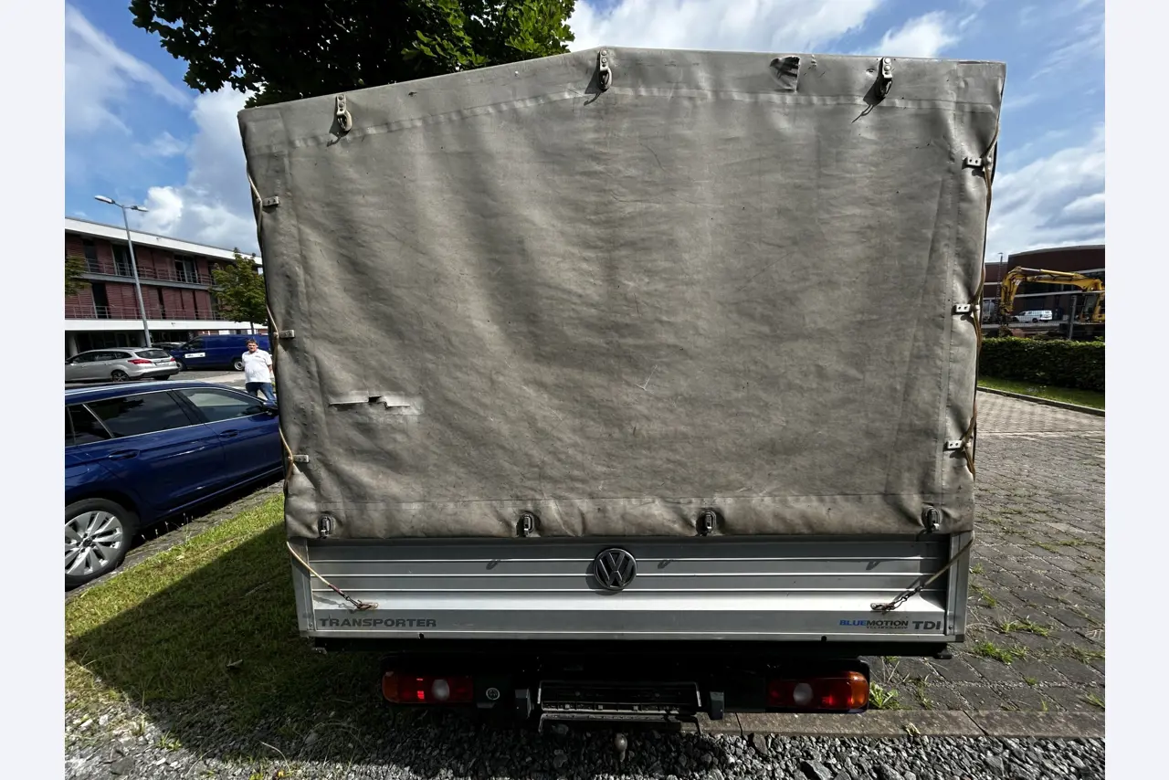 Máquinas para trabalhar madeira, sistemas de extração e ferramentas manuais em bom estado de conservação numa oficina de madeira/ porto-8