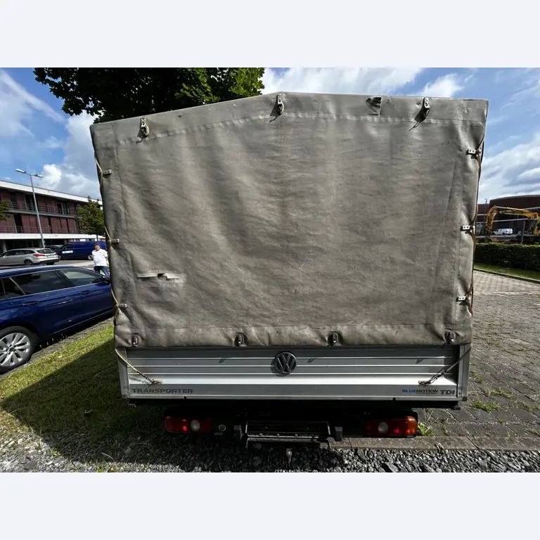 Máquinas para trabalhar madeira, sistemas de extração e ferramentas manuais em bom estado de conservação numa oficina de madeira/ porto-8