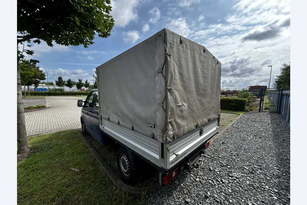 Máquinas para trabalhar madeira, sistemas de extração e ferramentas manuais em bom estado de conservação numa oficina de madeira/ porto-9