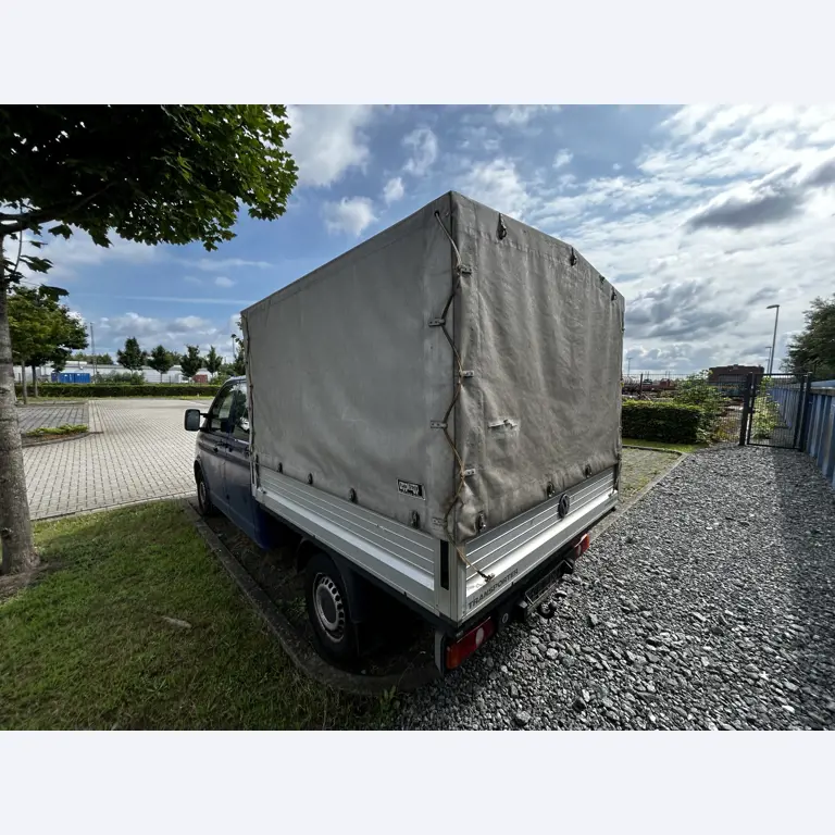 Máquinas para trabalhar madeira, sistemas de extração e ferramentas manuais em bom estado de conservação numa oficina de madeira/ porto-9