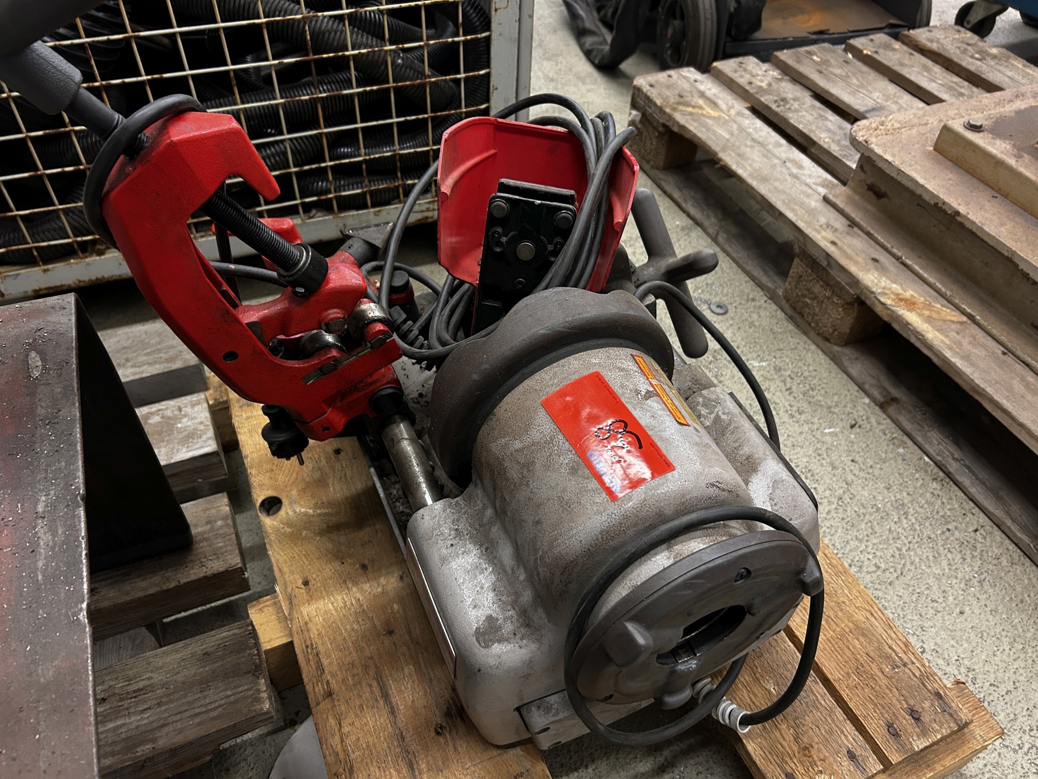 Wyposażenie warsztatowe/kanalizacyjne z terenu portu-3