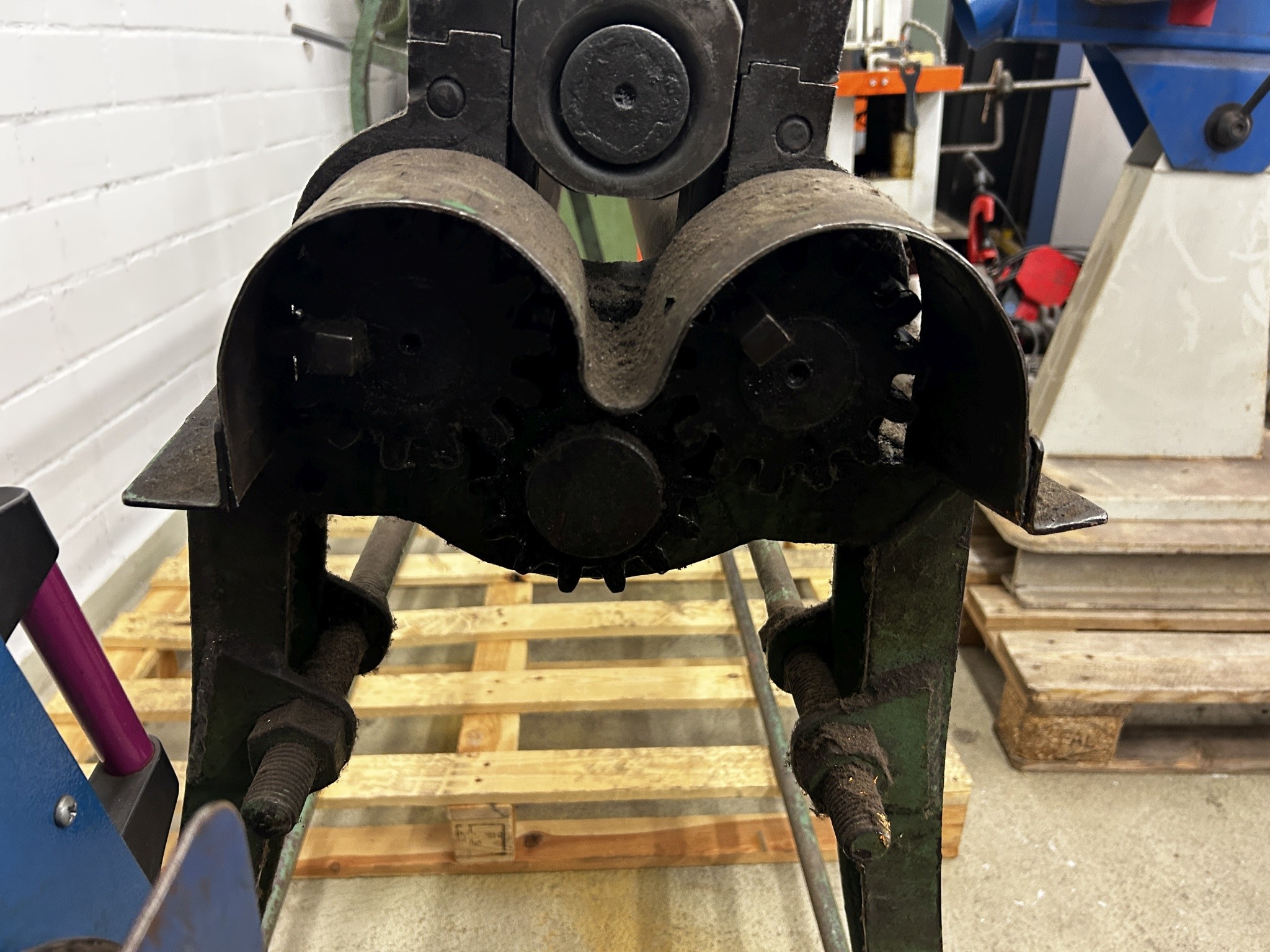 Equipos de taller y fontanería de la zona portuaria-3