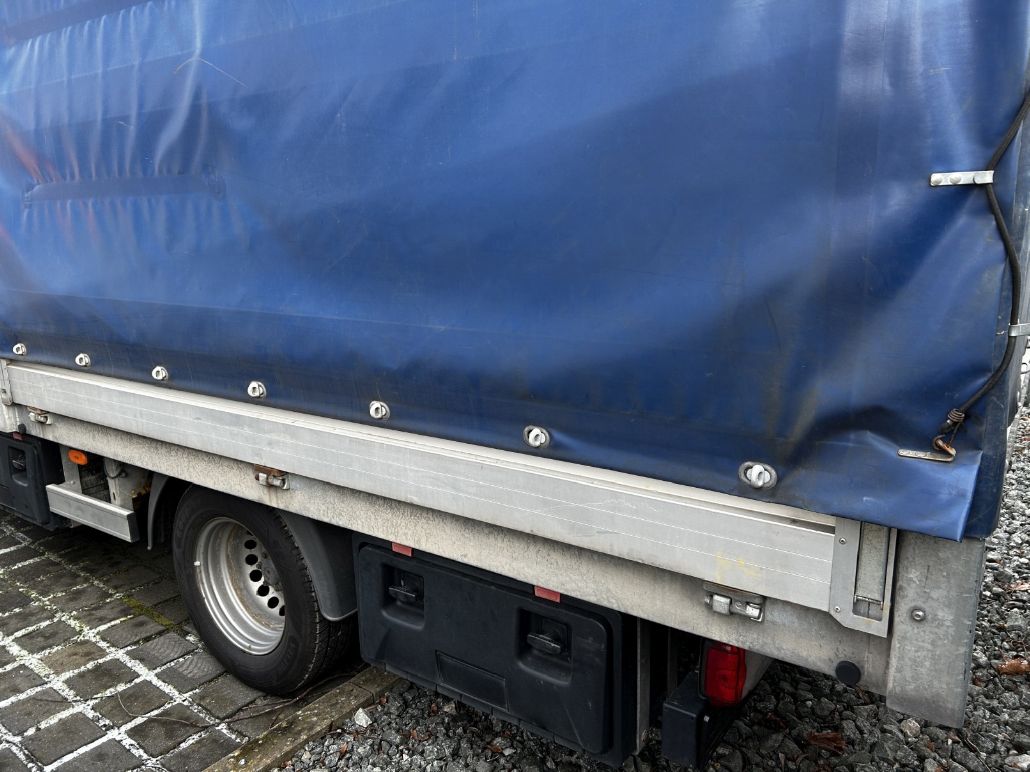 Různé vybavení jídelny a dílny z oblasti přístavu-9