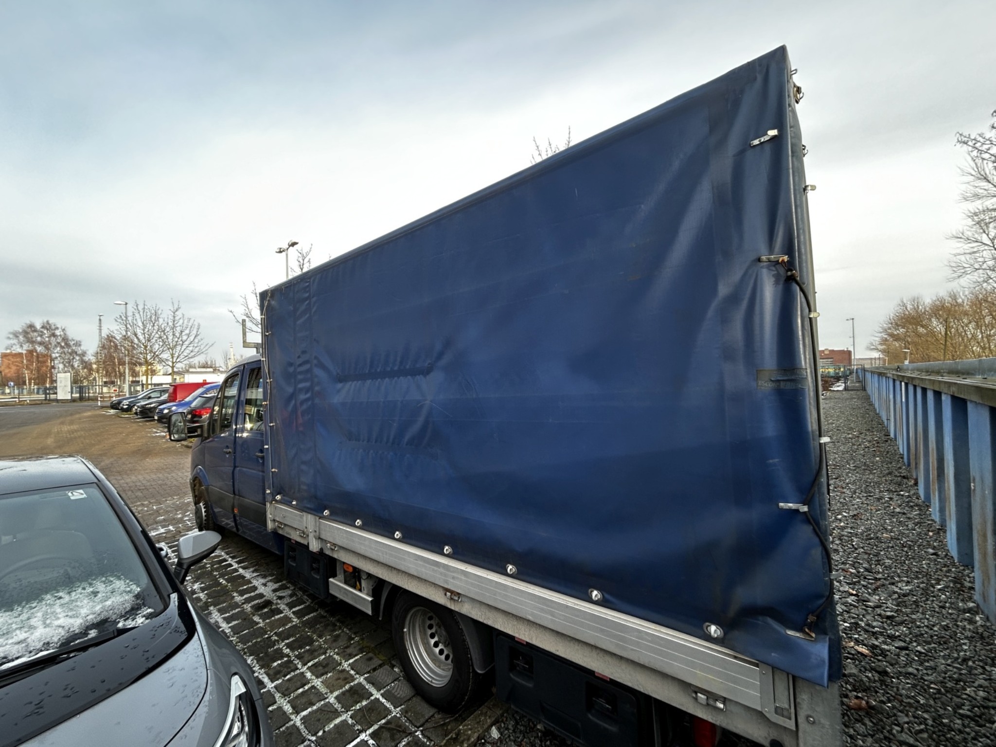 Různé vybavení jídelny a dílny z oblasti přístavu-10