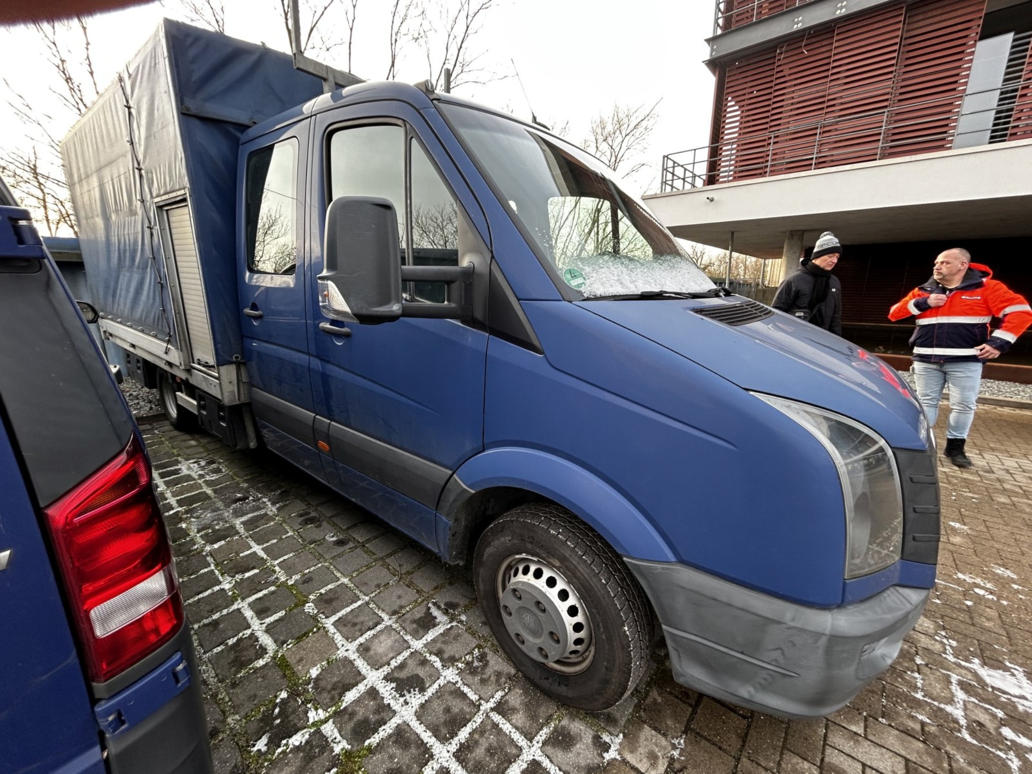 Různé vybavení jídelny a dílny z oblasti přístavu-3