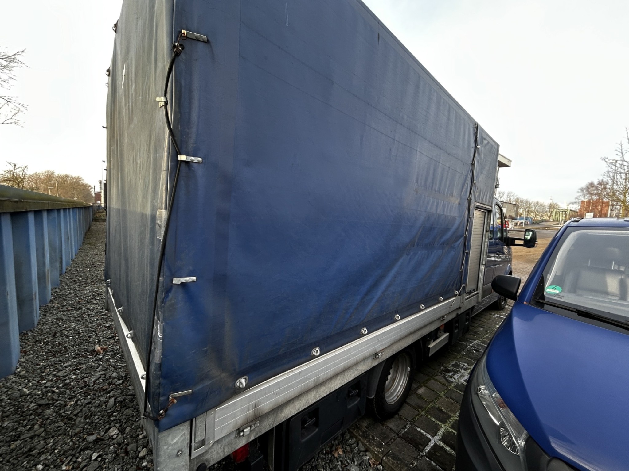 Různé vybavení jídelny a dílny z oblasti přístavu-6