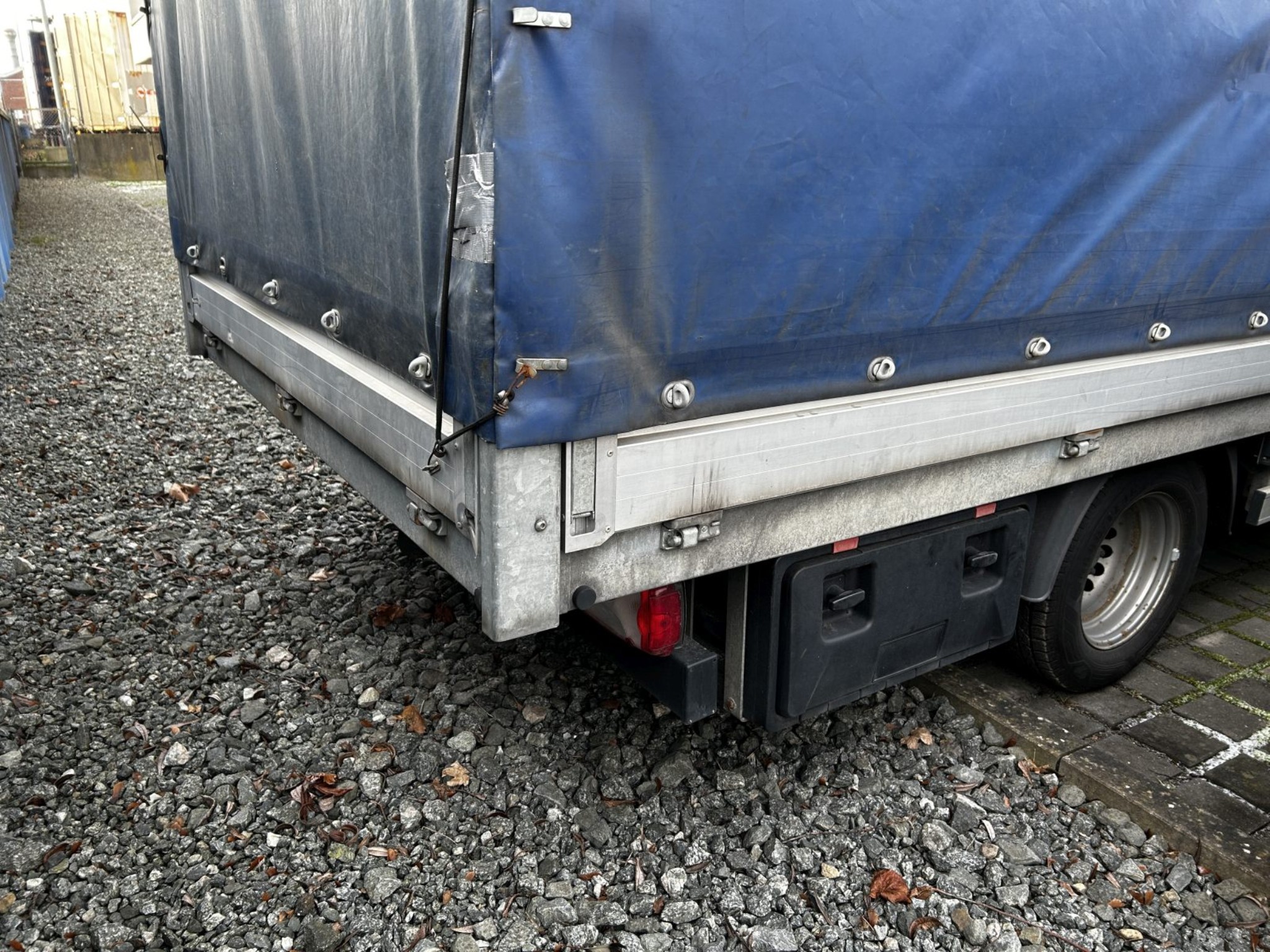 Různé vybavení jídelny a dílny z oblasti přístavu-7