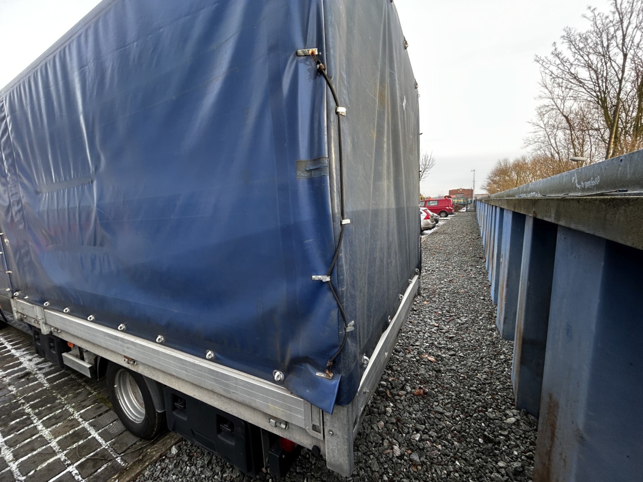 Různé vybavení jídelny a dílny z oblasti přístavu-8