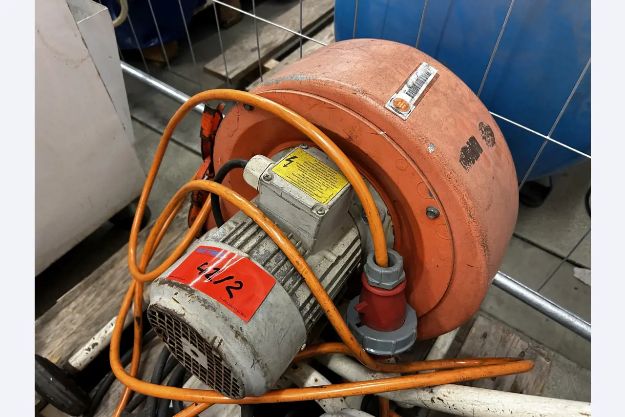 dobrze utrzymany sprzęt techniczny z obszaru portu-2