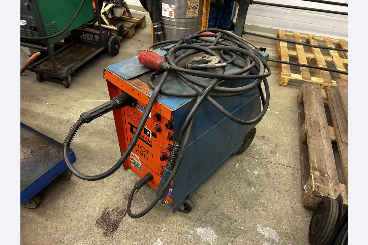 goed onderhouden technische uitrusting van het havengebied-1