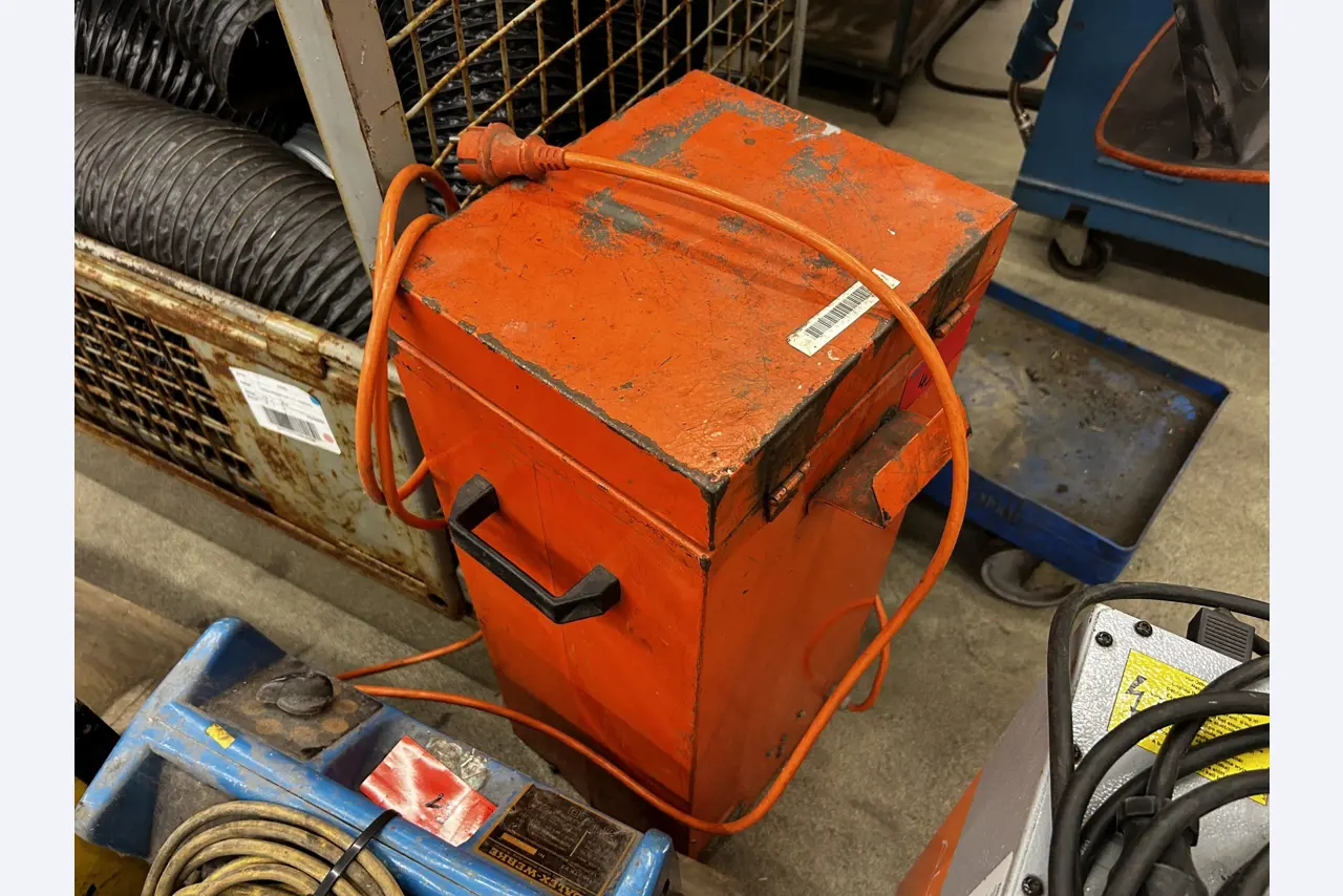 equipamento técnico bem conservado da zona portuária-2