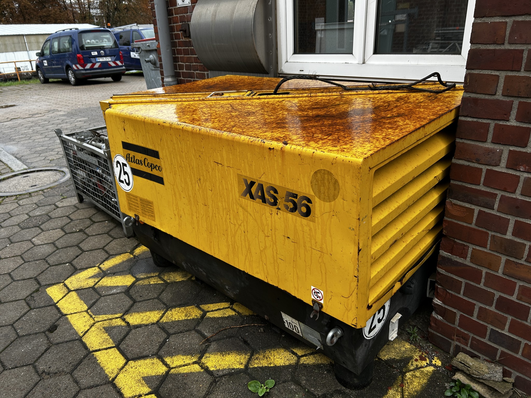 div. Werkstatteinrichtung sowie Fahrzeuge aus dem Hafenumfeld-2