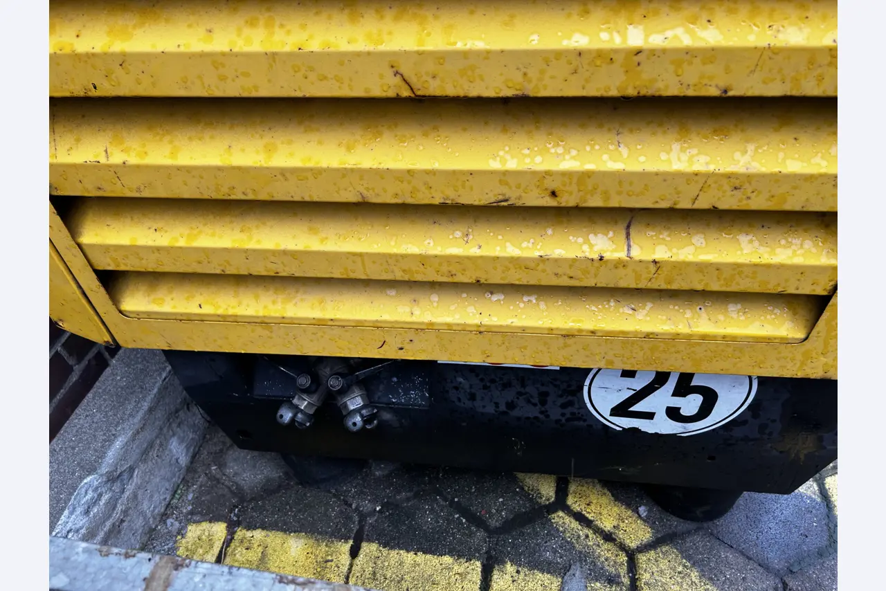 div. Werkstatteinrichtung sowie Fahrzeuge aus dem Hafenumfeld-5