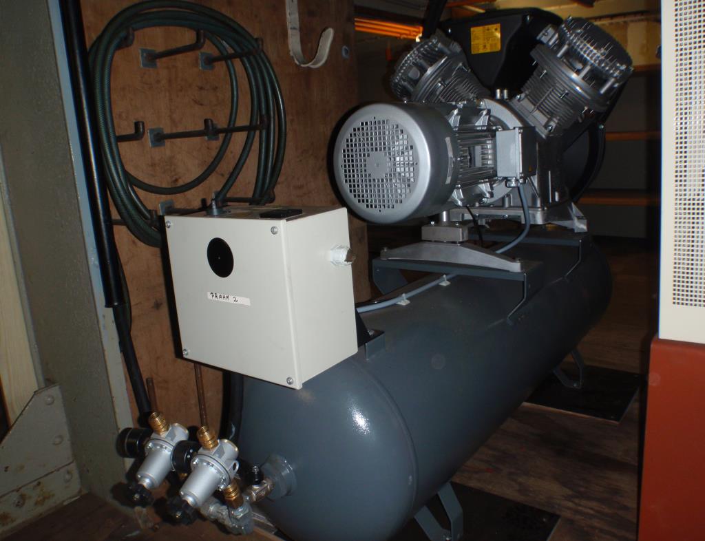 quebra-gelo/ rebocador motorizado bem conservado <br>"Hugo Lentz"-9