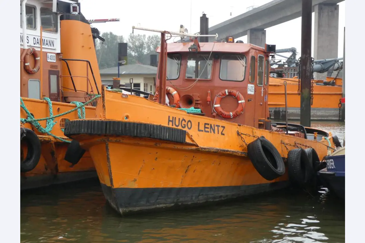 quebra-gelo/ rebocador motorizado bem conservado <br>"Hugo Lentz"-1