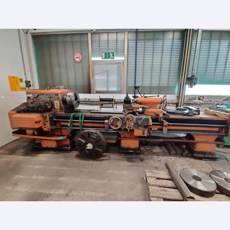 Goed onderhouden houtbewerkingsmachines, afzuigsystemen en handgereedschap in een houtwerkplaats/haven-9