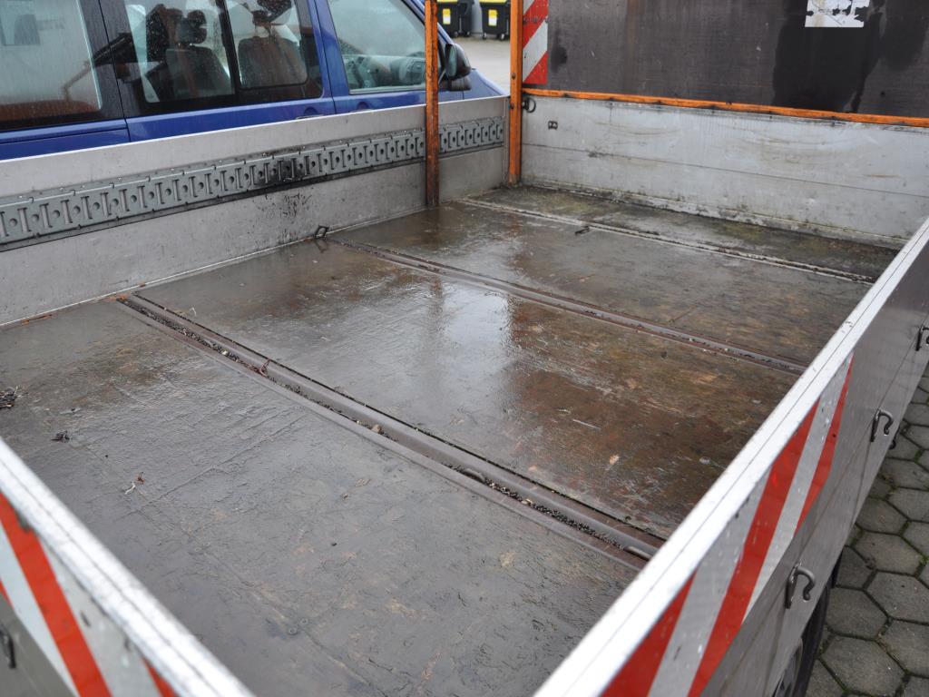 Dobrze utrzymane maszyny do obróbki drewna, systemy odciągowe i narzędzia ręczne w warsztacie/porcie drzewnym-10