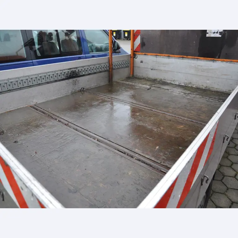 Goed onderhouden houtbewerkingsmachines, afzuigsystemen en handgereedschap in een houtwerkplaats/haven-10