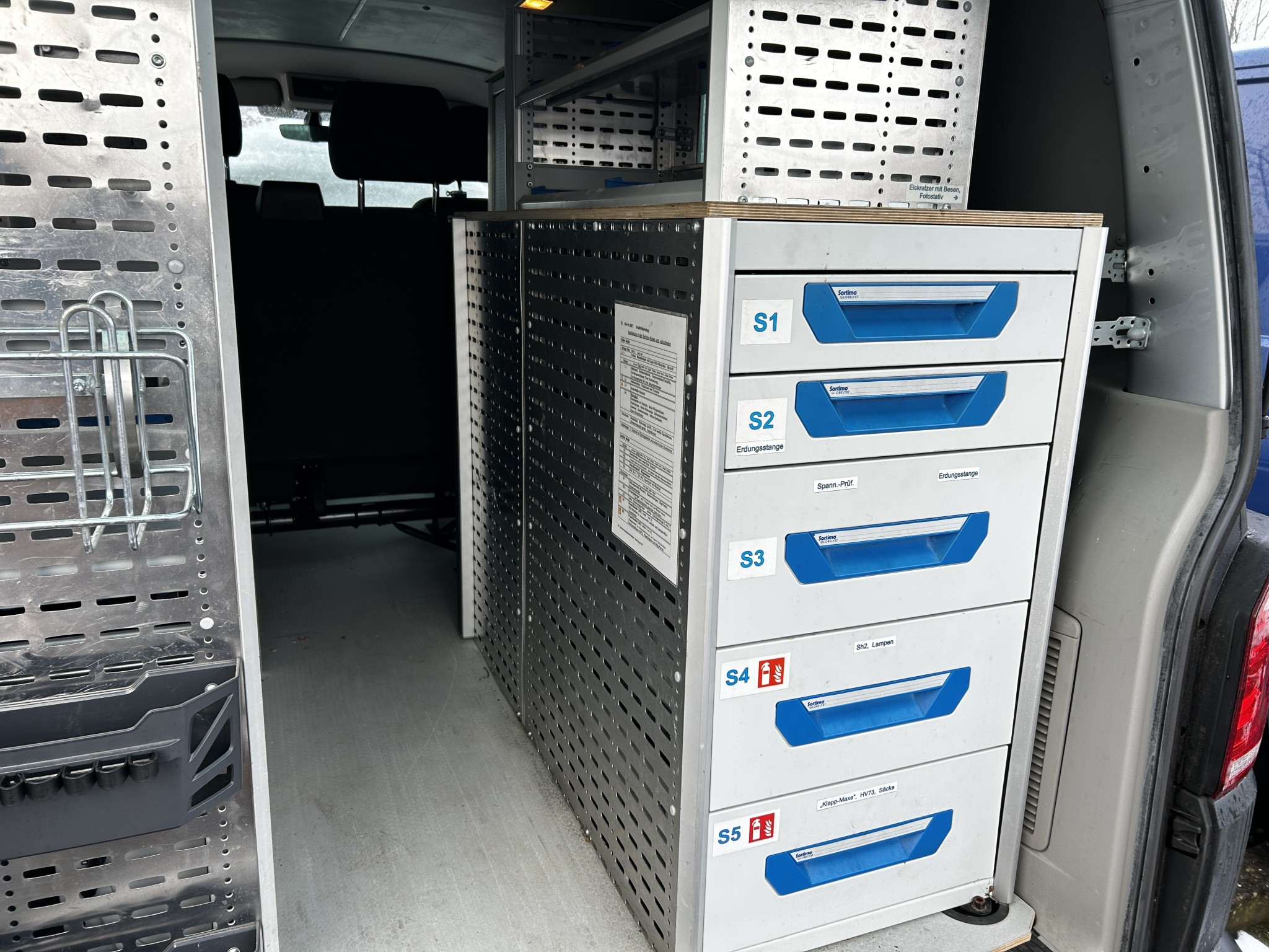 gepflegte Fahrzeuge aus dem Hafenumfeld-15