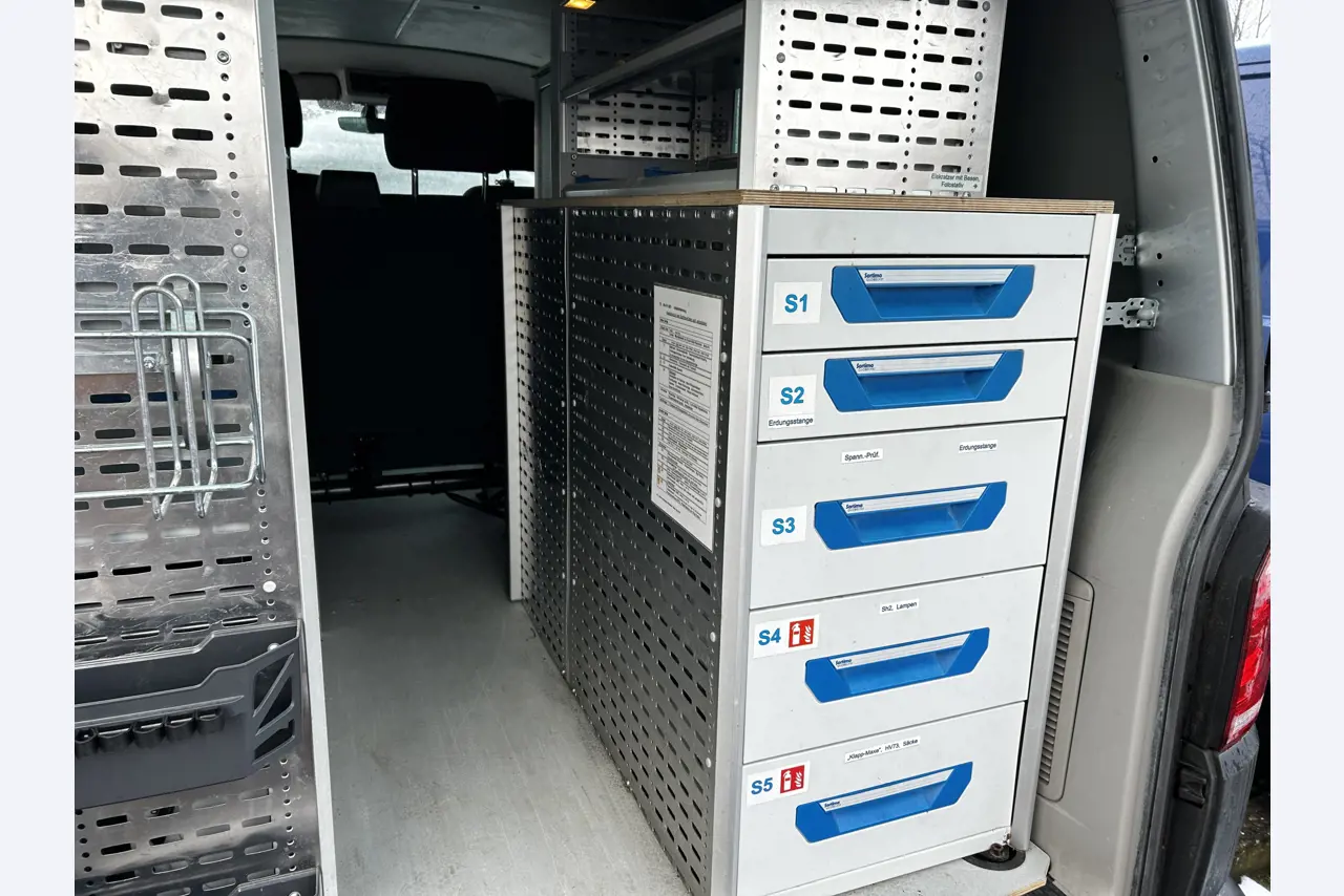 gepflegte Fahrzeuge aus dem Hafenumfeld-15