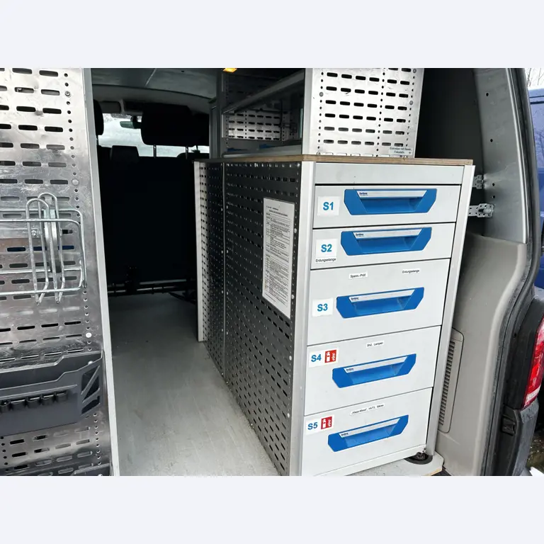 gepflegte Fahrzeuge aus dem Hafenumfeld-15