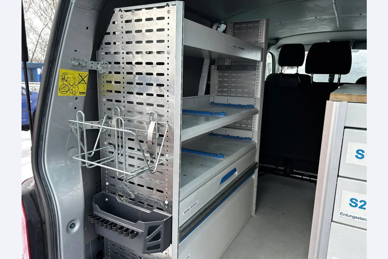 gepflegte Fahrzeuge aus dem Hafenumfeld-16