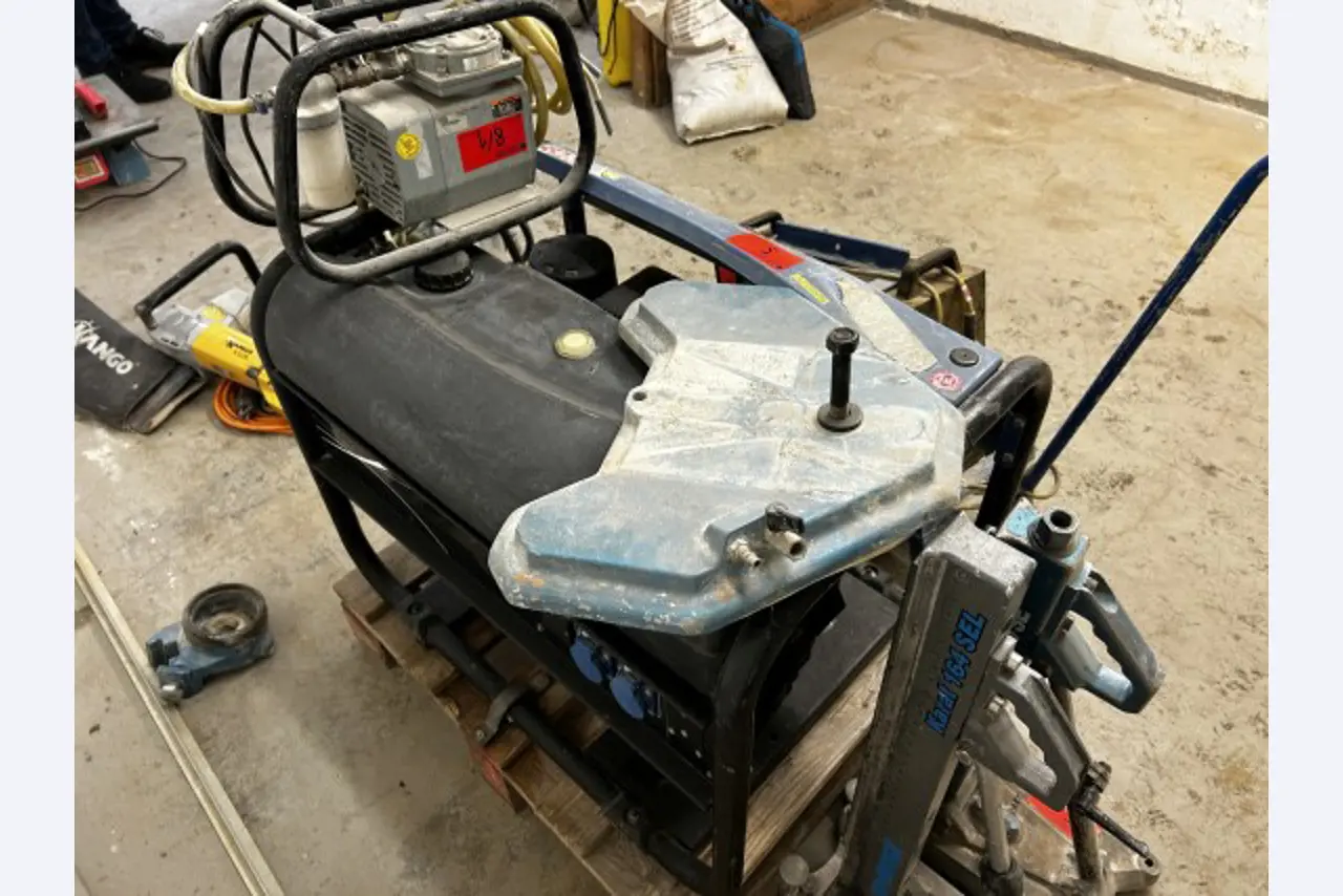 Working ship (direction finding boat) "Deepenschriewer IV" <br>and living barge "WS 3"-6