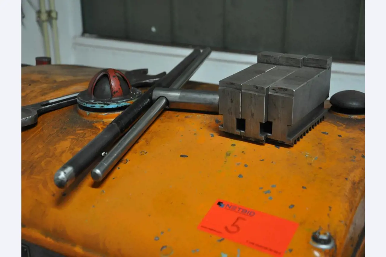 Goed onderhouden houtbewerkingsmachines, afzuigsystemen en handgereedschap in een houtwerkplaats/haven-8
