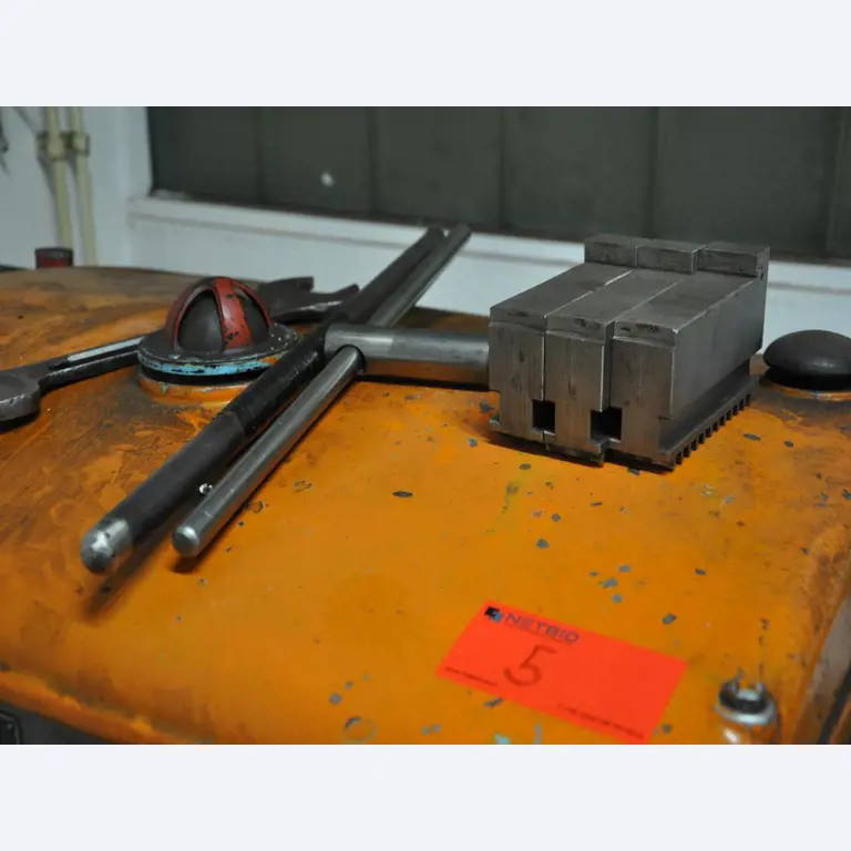 Goed onderhouden houtbewerkingsmachines, afzuigsystemen en handgereedschap in een houtwerkplaats/haven-8