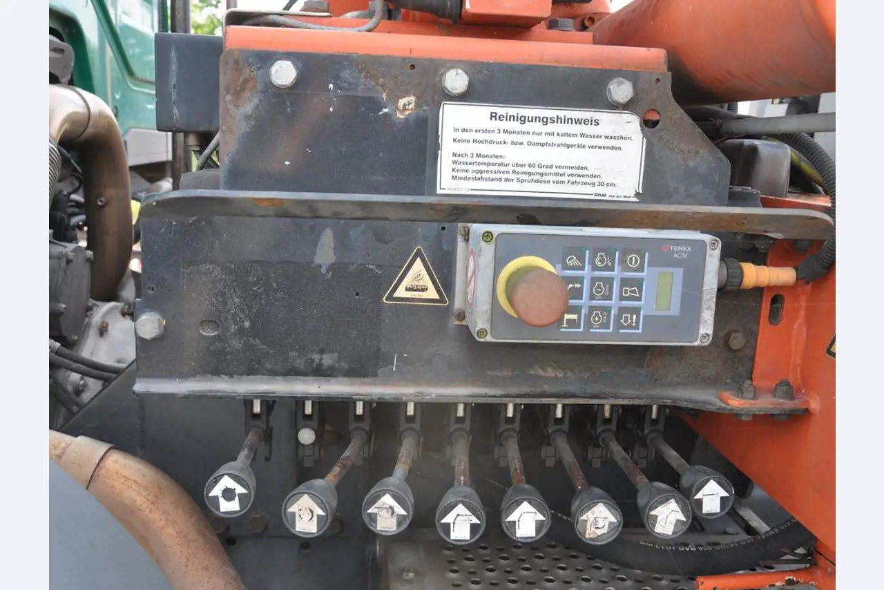 diverse schwimmende Arbeitsgeräte-12