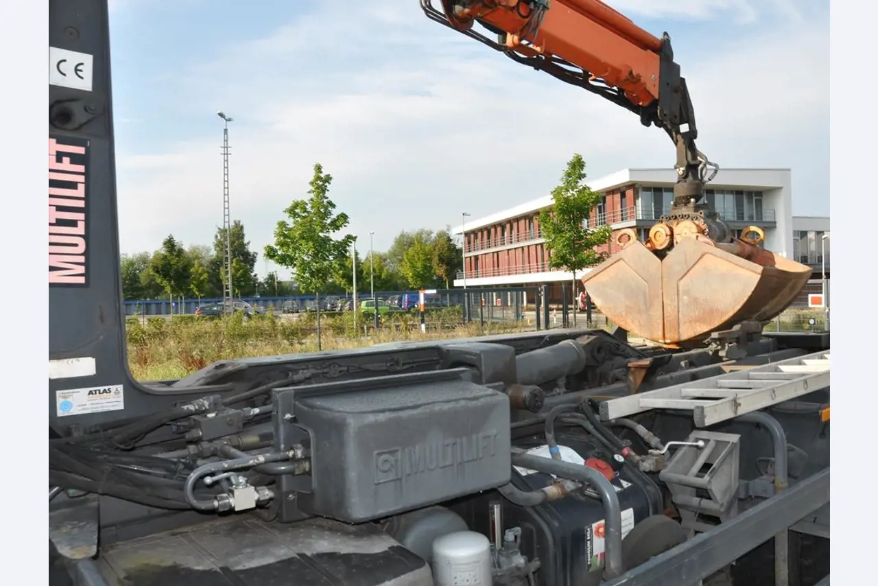 diverse schwimmende Arbeitsgeräte-14